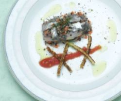 sardinas marinadas con huevas de arenque, verduritas y pan con tomate